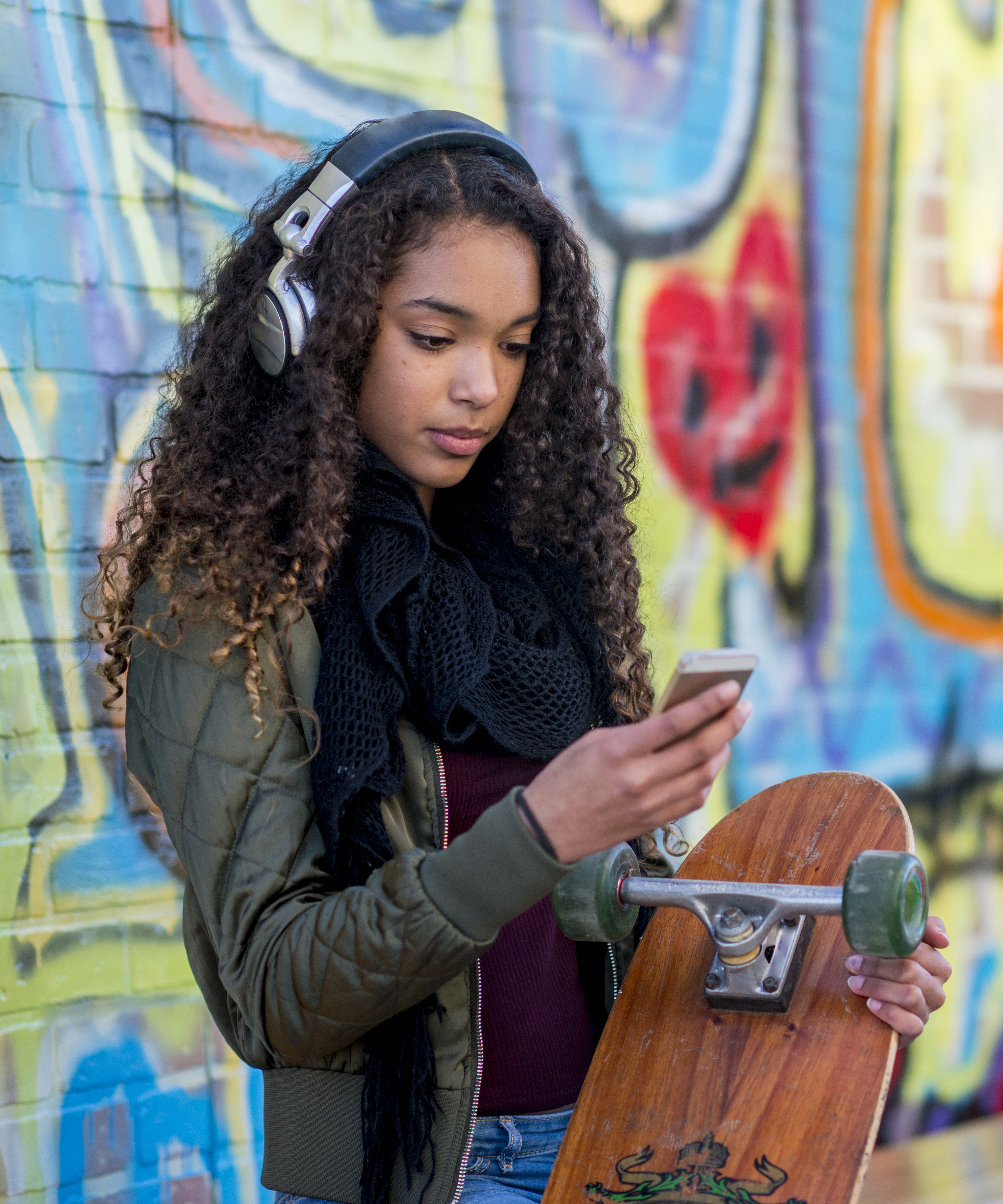 girl using iphone